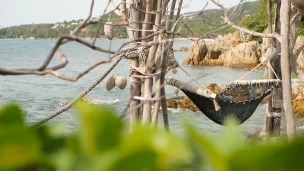 Närbild av romantiska mysiga Tom Hängmatta med tropiska havet i bakgrunden. Semester till paradise, resa till havet, semester i exotisk strandresort, idylliska avkoppling lat tid koncept — Stockvideo