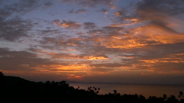Величественный Тропический Оранжевый Летний Временной Закат Над Морем Силуэтами Гор — стоковое видео