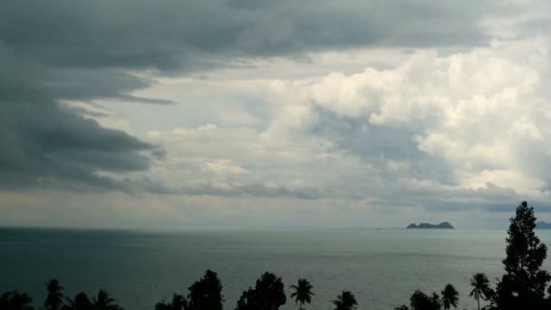 Dramatische Sombere Hemel Met Donkere Onweer Wolken Turquoise Zee Orkaan — Stockvideo