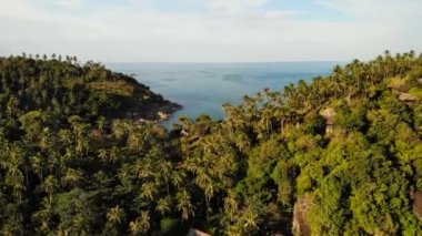 Beyaz kum tropikal egzotik cennet küçük kıyı Koh Prangan Island, Tayland hava dron üstten görünüm. Okyanus yüzeyindeki küçük tekneler. Volkanik taşların ve yeşil Hindistan cevizi avuç içi ile şirin uzak beach