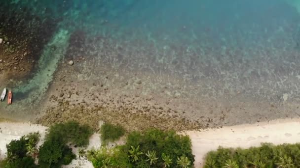 Letecká dron pohled shora bílý písek tropického exotické ráje drobné Shore v Koh Prangan island, Thajsko. Malé čluny na hladině oceánu. Roztomilý vzdálenou pláž s lávovými kameny a zelené kokosové palmy — Stock video