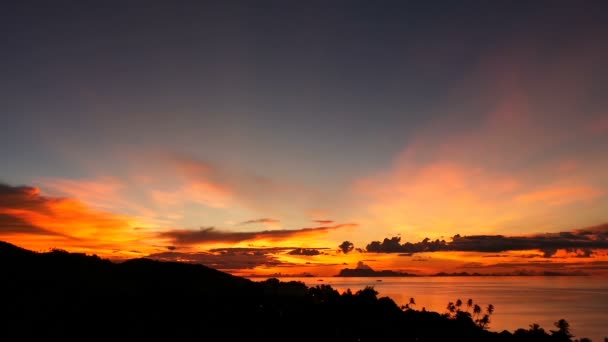 Majestoso verão laranja tropical timelapse pôr do sol sobre o mar com silhuetas montanhas. Vista aérea do crepúsculo dramático, céu nebuloso dourado sobre ilhas no oceano. Vivid entardecer paisagem marinha fundo natural — Vídeo de Stock