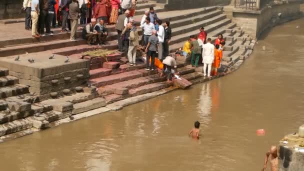 KATHMANDU, NEPAL - 8 ΟΚΤΩΒΡΙΟΥ 2018: Τοπικοί Ινδουιστές, παραδοσιακή τελετή αποτέφρωσης στα φλεγόμενα ghats στην όχθη του ιερού ποταμού Bagmati στο ναό Pashupatinath — Αρχείο Βίντεο