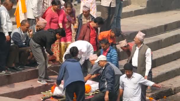 2018 년 7 월 8 일에 확인 함 . KATHMANDU, NEPAL - 8 OCTOBER 2018: Local Hindu people, traditional cremation ceremony at the goning ghats on Holy Bagmati River — 비디오