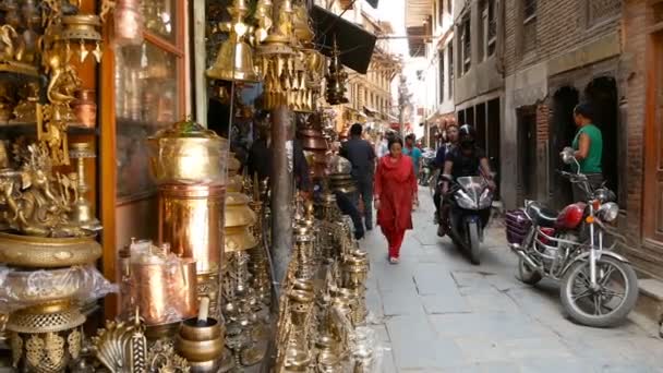 LALITPUR, NEPAL - 7 Ekim 2018 Patan Caddesi 'ndeki yerel pazar. Küçük dükkanlarla dar sokaklarda yürüyen insanlar çeşitli bronz ve pirinç eşyalar satıyorlar, Katmandu.. — Stok video