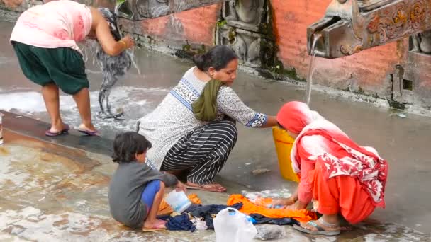 Lalitpur Patan Nepal Oktober 2018 Mensen Wassen Buurt Van Tempel — Stockvideo