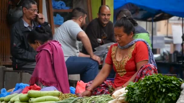 KATHMANDU, NEPAL - 8 OCTUBRE 2018 Gente asiática que vende productos en ropa nacional, mercado de templos de frutas y hortalizas de la mañana. Vida diaria del comercio callejero, ciudad antigua oriental después del terremoto. — Vídeos de Stock