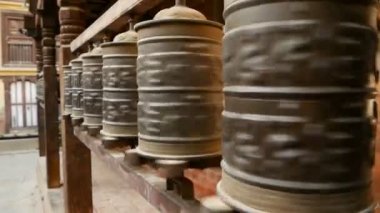 Satır yaşlı dini ibadet tekerlerimi veya mantra Om Mani Padme Hum Tapınağı, Durbar Meydanı, Nepal, Katmandu bahçesinde ile davul. Tibetian Budizm.