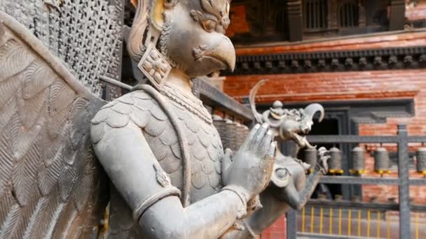 Antika brons och mässing mytologiska skulpturer och artefakter, Rudra Varna Mahavihar, unika gyllene buddhistiskt tempel i Lalitpur, Patan. Världsarv. Tibetansk buddhism. Durbar Square, Nepal. — Stockvideo