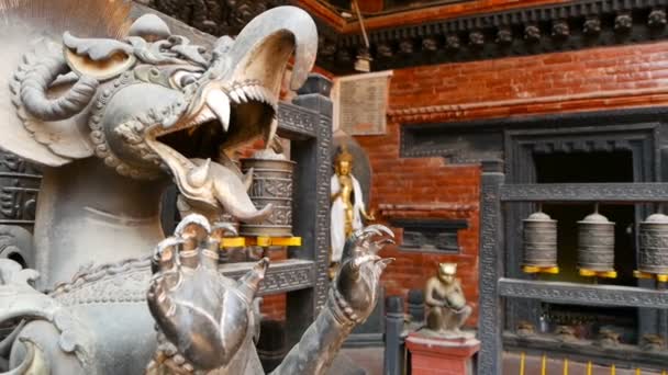 Antika brons och mässing mytologiska skulpturer och artefakter, Rudra Varna Mahavihar, unika gyllene buddhistiskt tempel i Lalitpur, Patan. Världsarv. Tibetansk buddhism. Durbar Square, Nepal. — Stockvideo