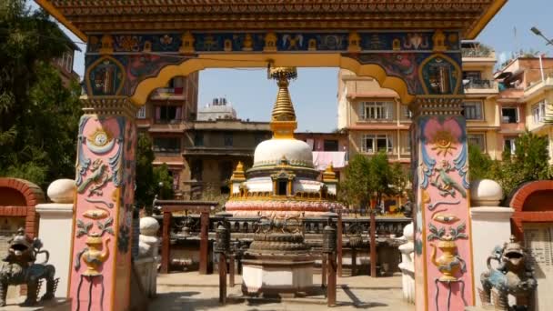 Extérieur du Temple ornemental vieilli. Belle conception ornementale de portes en style oriental à l'extérieur, la lumière du soleil lumineux. Népal Lalitpur, Patan, Katmandou. Okubahal Bouddha Stupa près de Rudra Varna Mahavihar — Video