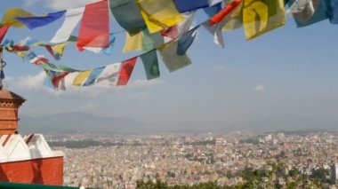 Cityscape karşı dua bayrakları sallayarak. Katmandu Vadisi, Swayambhunath Stupa, maymun Tapınağı, Nepal cityscape yukarıdaki dizelerde çok renkli dua bayrakları sallayarak görünümü.