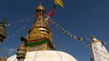 Rüzgar, Swayambhunath Stupa, maymun tapınakta, kutsal Pagoda, uçan dua bayrakları Nepal ve Katmandu, Buda gözleri sembolü. Dünya mirası. Tibet Budizmi, antik dini mimari.