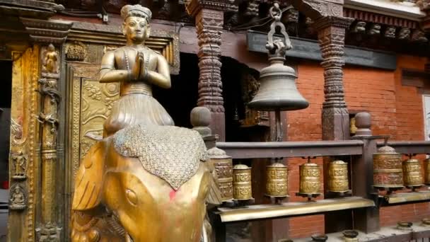 LALITPUR, NEPAL - 7 DE OUTUBRO DE 2018 Arquitetura de templos hindus na cidade antiga. Fachada do templo hindu envelhecido com estátua de ouro na cidade antiga de Patan. Durbar.. — Vídeo de Stock