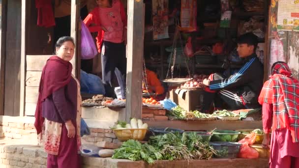 Bhaktapur Kathmandu Nepal Oktober 2018 Asiater Som Säljer Varor Nationella — Stockvideo