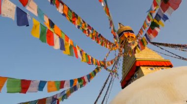 Renkli dua bayrakları Boudhanath Stupa, kutsal Pagoda, Nepal ve Katmandu sembolü golgen Buda gözleri ile rüzgarda uçan. Gün batımı ligth