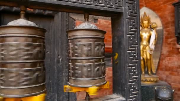 Raden av äldre religiösa bön hjulen eller trummor med mantra Om Mani Padme Hum i gården av templet, Durbar Square, Nepal, Katmandu. Tibetansk buddhism. — Stockvideo