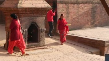 BHAKTAPUR, KATHMANDU, NEPAL - 18 Ekim 2018 Newar halkı Hindu tapınağını ziyaret ediyor. Vatandaşın dini hayatı, depremden sonra antik doğu şehri.