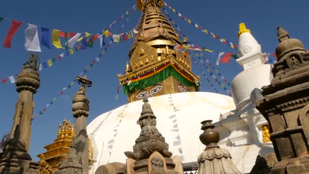 Banderas de oración ondeando en el viento, Swayambhunath Stupa, Templo del mono, Pagoda Santa, símbolo de Nepal y Katmandú, Budas Ojos. Patrimonio de la humanidad. budismo tibetano, arquitectura religiosa antigua . — Vídeo de stock