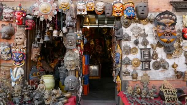 Traditionele kleurrijke handgemaakte houten maskers en ambachten te koop in Kathmandu, Nepal. Souvenirwinkels in Durbar Bhaktapur en Patan. Swayambhunath decoratieve Aziatische markt — Stockvideo