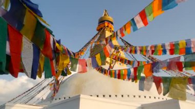 Renkli dua bayrakları Boudhanath Stupa, kutsal Pagoda, Nepal ve Katmandu sembolü golgen Buda gözleri ile rüzgarda uçan. Gün batımı ligth.