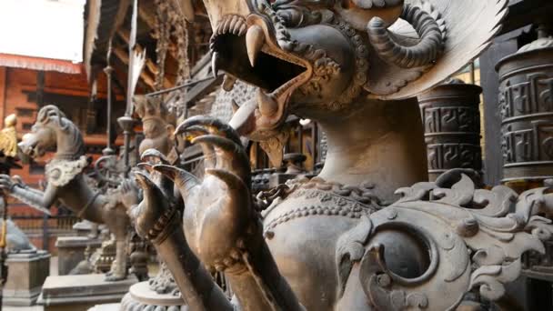Sculture e manufatti mitologici antichi in bronzo e ottone, Rudra Varna Mahavihar, unico tempio buddista d'oro a Lalitpur, Patan. Patrimonio dell'umanità. Buddismo tibetano. Piazza Durbar, Nepal . — Video Stock