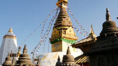 Rüzgar, Swayambhunath Stupa, maymun tapınakta, kutsal Pagoda, uçan dua bayrakları Nepal ve Katmandu, Buda gözleri sembolü. Dünya mirası. Tibet Budizmi, antik dini mimari.