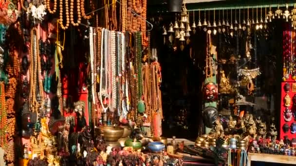 Topeng kayu buatan tangan tradisional dan kerajinan tangan dijual di Kathmandu, Nepal. Toko Souvenir di Durbar, Bhaktapur dan Patan. Swayambhunath dekoratif pasar Asia — Stok Video