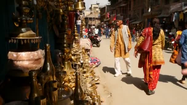 LALITPUR, NEPAL - 7 Ekim 2018 Patan Caddesi 'ndeki yerel pazar. Küçük dükkanlarla dar sokaklarda yürüyen insanlar çeşitli bronz ve pirinç eşyalar satıyorlar, Katmandu.. — Stok video