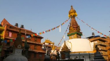 Renkli dua wawing rüzgarda Stupa Tapınağı, kutsal Pagoda, Nepal ve Katmandu Buda gözlü sembolü üzerinde işaretler. Gün batımı ligth. Tibet Budizmi. Antik mimari üzerinde uçan güvercinler