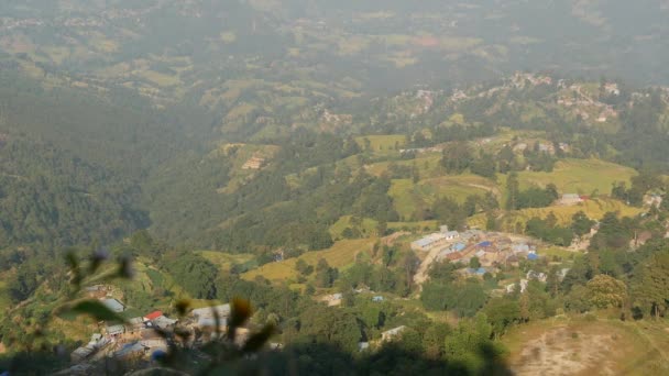 Paesaggio di terrazze di riso in campagna. Vista panoramica delle terrazze di riso nelle verdi terre rurali delle montagne dell'Himalaya alla luce del sole, Nepal. Nagarkot . — Video Stock