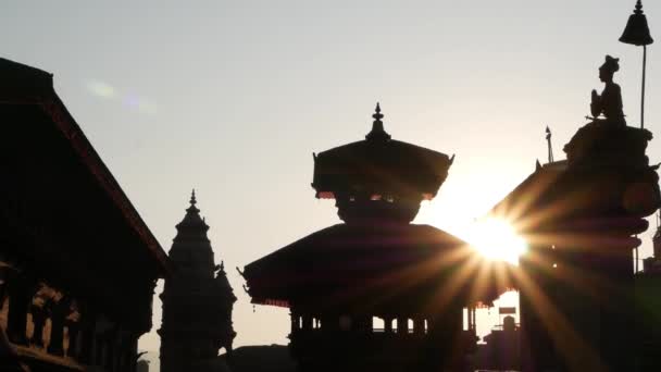 Durbar square in fel zonlicht. Silhouetten van oosterse gebouwen en tempels op Koninklijke Durbar square in Oosterse oude oude stad Bhaktapur, Nepal. — Stockvideo