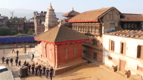 BHAKTAPUR, Katmandu, Nepal - 18 silahlı polis memurları ve askerler üniforma eğitim giyiyor. Komünist Parti güç, maoist polis güvenlik görevlisi. Günlük hayat oryantal antik kentin deprem sonrası — Stok video