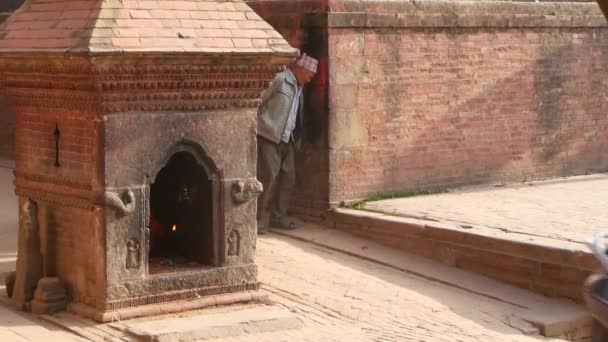 BHAKTAPUR, KATHMANDU, NEPAL - 18 Ekim 2018 Newar halkı Hindu tapınağını ziyaret ediyor. Vatandaşın dini hayatı, depremden sonra antik doğu şehri. — Stok video