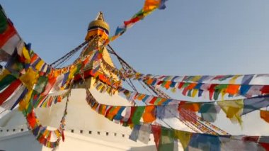 Renkli dua bayrakları Boudhanath Stupa, kutsal Pagoda, Nepal ve Katmandu sembolü golgen Buda gözleri ile rüzgarda uçan. Gün batımı ligth