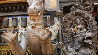 Antik Bronz ve pirinç mitolojik heykeller ve eserler, Rudra Varna Mahavihar, Lalitpur, Patan benzersiz altın Budist tapınağı. Dünya mirası. Tibet Budizmi. Durbar Meydanı, Nepal.