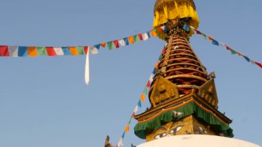 Renkli dua wawing rüzgarda Stupa Tapınağı, kutsal Pagoda, Nepal ve Katmandu Buda gözlü sembolü üzerinde işaretler. Gün batımı ligth. Tibet Budizmi. Antik mimari üzerinde uçan güvercinler