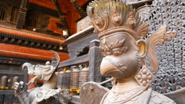 Antigas esculturas mitológicas de bronze e bronze e artefatos, Rudra Varna Mahavihar, templo budista dourado único em Lalitpur, Patan. Património Mundial. Budismo tibetano. Durbar Square, Nepal . — Vídeo de Stock