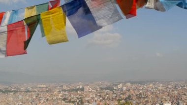 Cityscape karşı dua bayrakları sallayarak. Katmandu Vadisi, Swayambhunath Stupa, maymun Tapınağı, Nepal cityscape yukarıdaki dizelerde çok renkli dua bayrakları sallayarak görünümü.