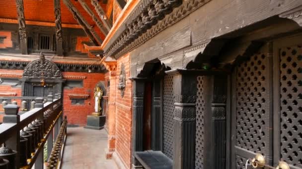 Antiguo templo de bronce y bronce decorado, Rudra Varna Mahavihar, único santuario budista con un montón de ruedas de oración en Lalitpur, Patan. Patrimonio de la humanidad. Budismo tibetano. Plaza Durbar, Nepal — Vídeo de stock
