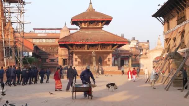 BHAKTAPUR, KATHMANDU, NEPAL - 18 Policías armados y soldados que llevan uniforme de entrenamiento. Poder del Partido Comunista, guardia de seguridad maoísta. Vida cotidiana ciudad antigua oriental después del terremoto — Vídeo de stock