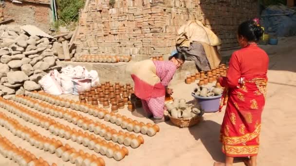 BHAKTAPUR, KATHMANDU, NEPAL - 18 de octubre de 2018 Artesanos. Gente en el mercado callejero local vendiendo piezas artesanales de utensilio de arcilla. Plaza de cerámica. La vida cotidiana, ciudad antigua oriental después del terremoto. — Vídeo de stock