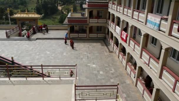 BHAKTAPUR, Katmandu, Nepal - 18 Ekim 2018 neşeli genç erkek masa oyunu Tapınağı bahçede oynarken. Budist rahipler de Asya manastırda çocuk elbise içinde gülümseyen. — Stok video