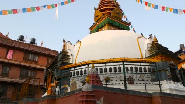 KATHMANDU, NEPAL - 8 EKİM 2018 Tapınak merdivenlerini süpüren yaşlı kadın. Renkli, geleneksel Hint kumaşlı yaşlı kadın, Swayambhunath Stupa. Kutsal Pagoda, sembol. Gün batımı ligth — Stok video