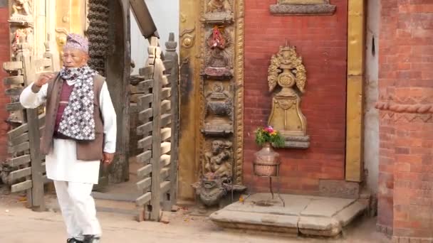BHAKTAPUR, KATHMANDU, NEPAL - 18 oktober 2018 Newartsen bezoeken Koninklijk Paleis van 55 ramen, Gouden Poort, Durbar plein om te aanbidden. Religieus dagelijks leven, oosterse oude stad na aardbeving — Stockvideo