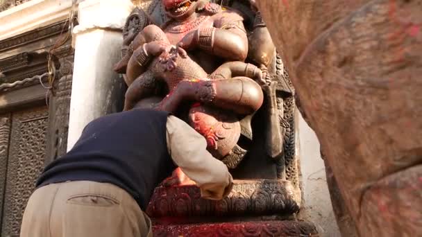 Bhaktapur, Kathmandu, Nepál - 18 října 2018 nepálská kultura lidí navštíví hinduistické opičí Bůh Hanuman v Durbar královského paláce k uctívání. Náboženské orientální starobylé město částečně zničen po zemětřesení — Stock video