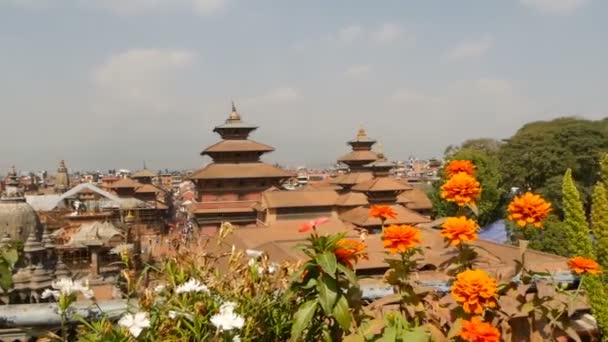 LALITPUR, NEPAL - 7 OCTOBER 2018 Patan Durbar Square i Katmandu Valley. Buddist and Hindu Temple, Det kongelige palass, museum. UNESCOs verdensarv, gammel historisk by, luftspeiling – stockvideo
