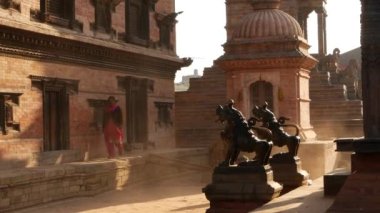 BHAKTAPUR, KATHMANDU, NEPAL - 18 Ekim 2018 Doğu antik kentinde deprem sonrası yaya trafiği. Ulusal giysili yerel newar insanları tapınağın yakınındaki sokaklara gidiyorlar.