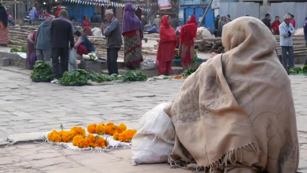 BHAKTAPUR, KATHMANDU, NEPAL - 18 Oktober 2018 Asiatiske folk sælger varer i nationalt tøj, morgen frugt grøntsager tempel marked. Daglig gadehandel liv, orientalsk antikke by efter jordskælv. – Stock-video
