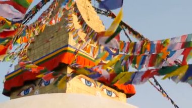 Renkli dua bayrakları Boudhanath Stupa, kutsal Pagoda, Nepal ve Katmandu sembolü golgen Buda gözleri ile rüzgarda uçan. Gün batımı ligth